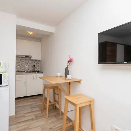 Stunning Apartment In Rogotin With Wifi شقة *
